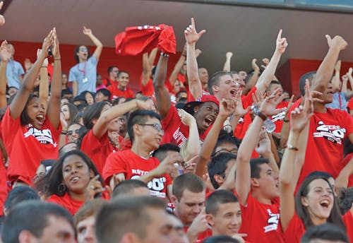 Rutgers students don scarlet-colored class of 250 T-shirts at the convocation ceremony held for the incoming class of 2016. – Photo by Photo by Lawrence Cabredo | The Daily Targum