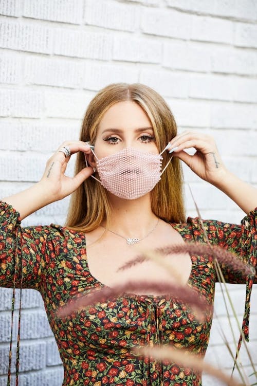 Lana Del Rey has been almost unrecognizable to her long-time fans after pictures revealed her to be posing with bleach blonde hair and a netted mask.  – Photo by Twitter