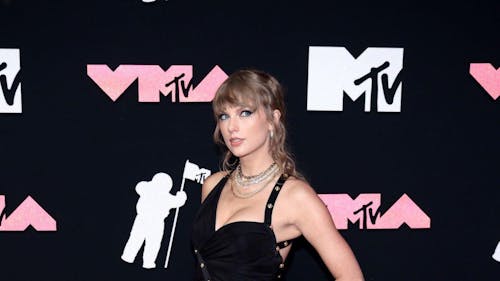 Taylor Swift went viral, not just for her wins but also for the black Versace gown she wore on the red carpet. – Photo by @PopBase / X.com