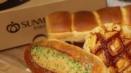 Sunmerry Bakery Cafe is full of good drinks and pastries in addition to having a location conveniently placed near campus. – Photo by Sunmerry US / Twitter