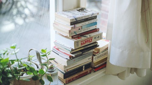 It does not matter what you read as long as it brings joy and allows you to destress. – Photo by Florencia Viadana / Unsplash