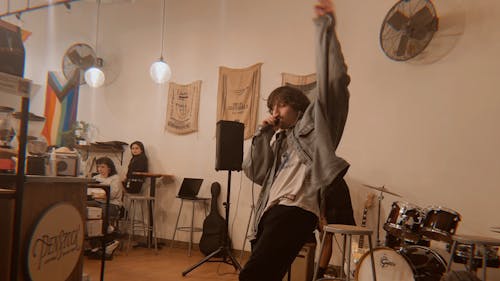 Rapper Benny Classics was one of the talented performers at Penstock Coffee Roasters' inaugural Sapphire Social Club. – Photo by Arishita Gupta