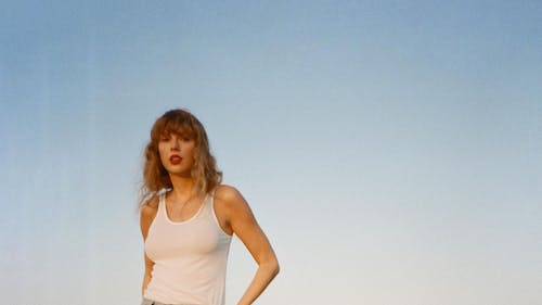 Taylor Swift enters her "1989 (Taylor's Version)" era with her most recent rerecording. – Photo by @taylorswift & @bethgarrabrant / Instagram
