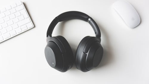 Headphones offer one way to avoid distractions during college. – Photo by Tomasz Gawlowski / Unsplash