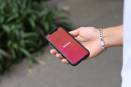 Hookup culture and popular online dating apps, like Tinder, have taken over the college dating scene, making it difficult for young people to find committed romantic relationships. – Photo by Good Faces Agency / Unsplash