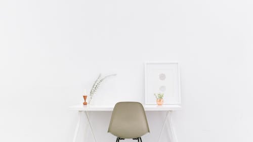 Leading a minimalist lifestyle seems like a good way to reduce waste and consumerism, but beneath the surface, modern minimalism merely repurposes this idea as an aesthetic for more profit. – Photo by Unsplash.com