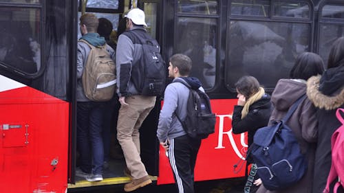 Students crowd into a bus outside Scott Hall on the College Avenue campus. – Photo by Photo by Jennifer Han | The Daily Targum