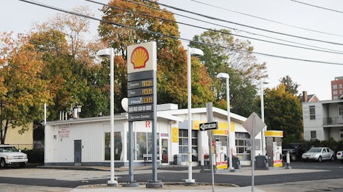 A Rutgers student who works at the Shell Service Center on Easton Avenue was robbed Saturday night. New Brunswick police are still looking for the perpetrator. – Photo by Jeffrey Gomez