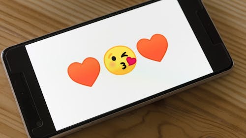 Online dating apps like Tinder and Hinge have taken over the dating scene. Is it for better or for worse? – Photo by Markus Winkler / Unsplash