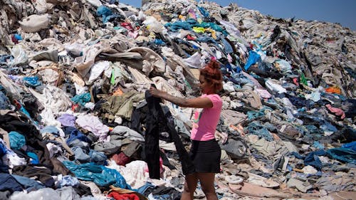 A clothing landfill in Chile shows the scale of fast fashion waste. – Photo by @smallkalesalad / x.com