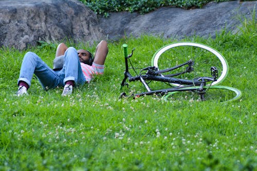 There are many mental health benefits to simply sitting in the grass and actively trying to forget your worries — students should give it a shot.
 – Photo by Flow Clark / Unsplash