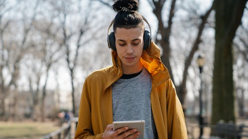 Technology has blocked meaningful relationships from forming. – Photo by Eren Li/Pexels