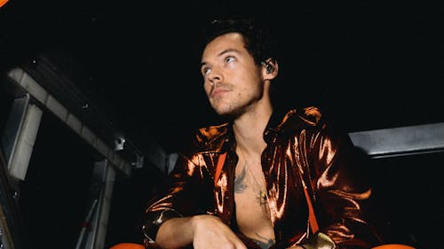 After a long hiatus due to the pandemic, Harry Styles is back on tour, performing 39 shows across the country. – Photo by Harry Styles. / Twitter 