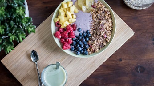 Smoothies or smoothie bowls are just one suhoor idea to fill up pre-fast this Ramadan. – Photo by Jannis Brandt / Unsplash