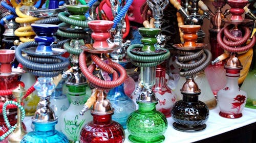 When used in a poorly ventilated space, hookah smoke has been found to increase the risk of carbon monoxide poisoning. This is also affected by the size of the room and number of people smoking. – Photo by Flickr